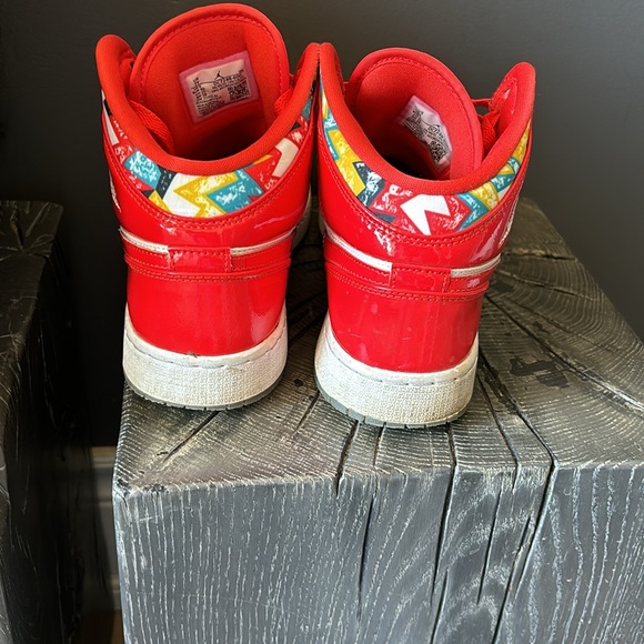 Jordan 1 mid. Great condition with no creasing. Size 7Y - Picture 3 of 4